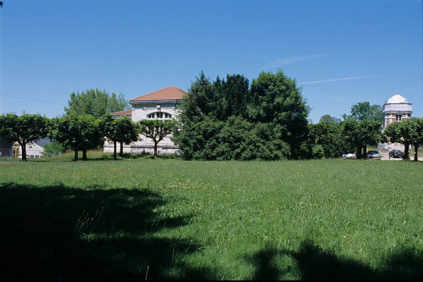 Partie nord : vue d'ensemble vers la bibliothèque, depuis l'entrée au sud. Entre deux haies de marronniers d'Inde, groupe associant érable, merisier et if. © Région Bourgogne-Franche-Comté, Inventaire du patrimoine