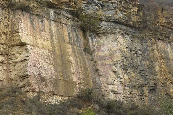 Détail d'un front de taille montrant la coloration de la roche : vue rapprochée. © Région Bourgogne-Franche-Comté, Inventaire du patrimoine