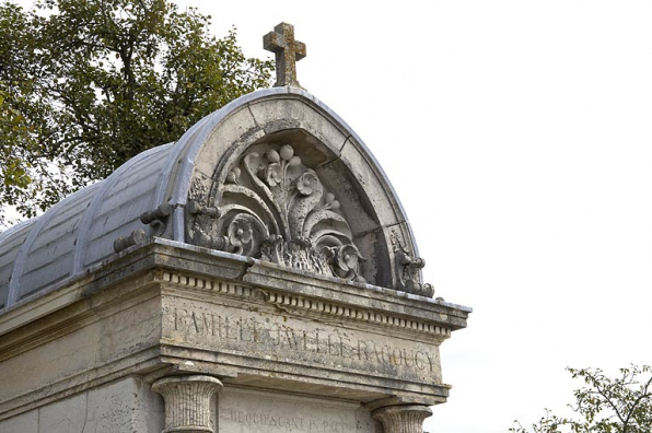 Entablement et fronton-pignon en arc brisé. © Région Bourgogne-Franche-Comté, Inventaire du patrimoine