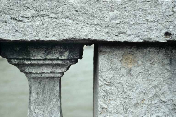 Détail de la balustrade, montrant l'état de surface de la pierre de Damparis (Jura). © Région Bourgogne-Franche-Comté, Inventaire du patrimoine