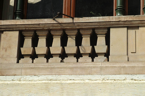 Façade latérale : balustrade d'une baie du rez-de-chaussée surélevé, en marbre de Sampans (Jura). Faciès dit "grain d'orge" rouge, dont la couleur a été lessivée par les intempéries. © Région Bourgogne-Franche-Comté, Inventaire du patrimoine