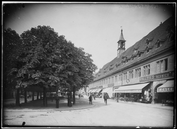 Vue de la place Denfert-Rochereau et de la halle [1re moitié 20e siècle]. © Région Bourgogne-Franche-Comté, Inventaire du patrimoine