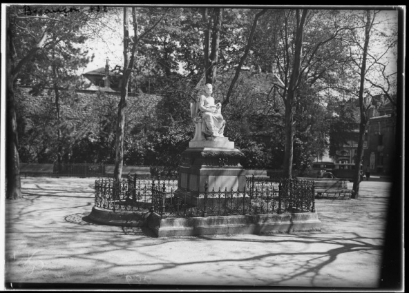 Monument dédié à Victor Hugo [1re moitié 20e siècle].  © Région Bourgogne-Franche-Comté, Inventaire du patrimoine