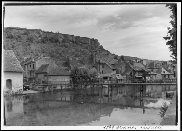 Maisons au bord de la Loue et passerelle qui relie la place Gustave Courbet et la rue Saint-Laurent [1re moitié 20e siècle]. © Région Bourgogne-Franche-Comté, Inventaire du patrimoine