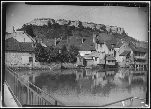 Maisons au bord de la Loue, vues depuis la passerelle qui relie la place Gustave Courbet et la rue Saint-Laurent, côté place Courbet [1re moitié 20e siècle]. © Région Bourgogne-Franche-Comté, Inventaire du patrimoine