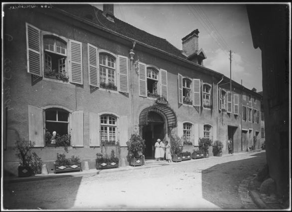 Façade antérieure vue de trois quarts gauche [1re moitié 20e siècle]. © Région Bourgogne-Franche-Comté, Inventaire du patrimoine