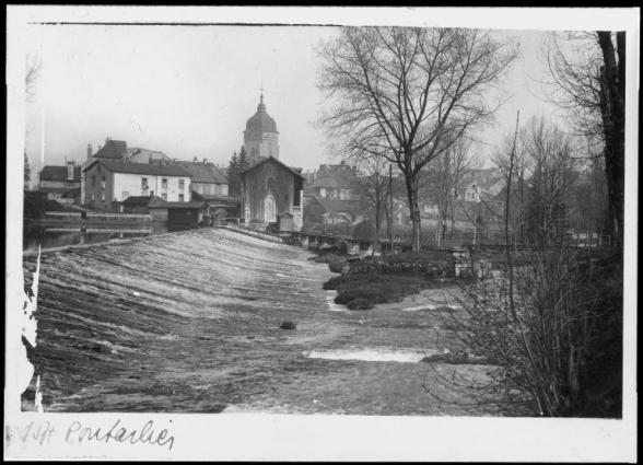 Maisons et clocher de l'église Saint-Bénigne vus depuis la rive droite du Doubs. © Région Bourgogne-Franche-Comté, Inventaire du patrimoine