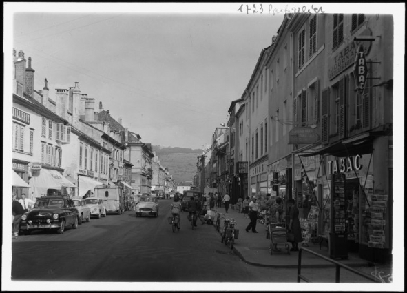 Rue de la République : vue à partir du n° 97, à l'opposé de la porte Saint-Pierre [1re moitié 20e siècle] © Région Bourgogne-Franche-Comté, Inventaire du patrimoine