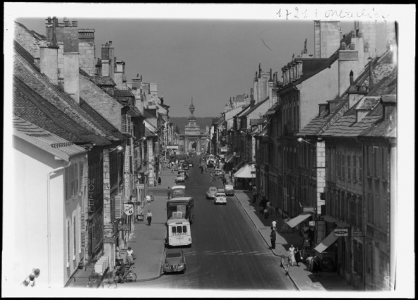 Rue de la République : vue plongeante en direction de la porte Saint-Pierre [1re moitié 20e siècle]. © Région Bourgogne-Franche-Comté, Inventaire du patrimoine