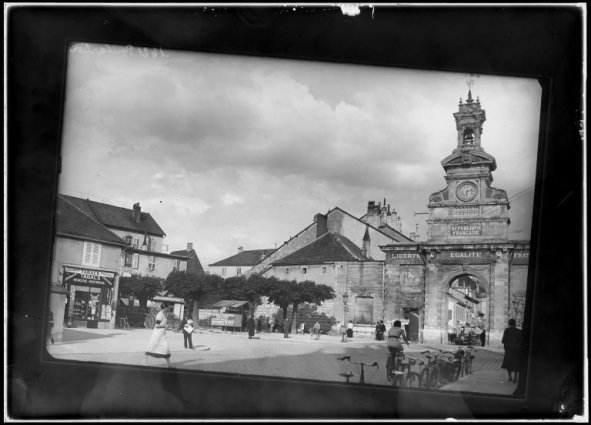Vue depuis la rue de Salins [1re moitié 20e siècle]. © Région Bourgogne-Franche-Comté, Inventaire du patrimoine