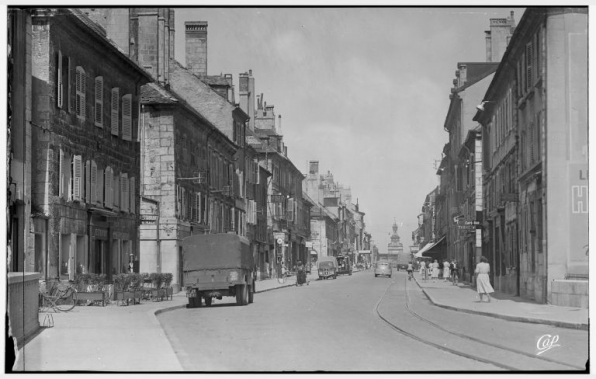 Rue de la République vue en direction de la porte Saint-Pierre [1re moitié 20e siècle]. © Région Bourgogne-Franche-Comté, Inventaire du patrimoine