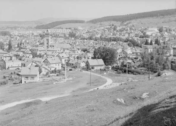 Vue de la ville avec l'église Saint-Bénigne [1e moitié du 20e siècle]. © Région Bourgogne-Franche-Comté, Inventaire du patrimoine