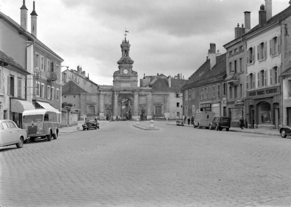Vue depuis la rue de Salins [1e moitié du 20e siècle]. © Région Bourgogne-Franche-Comté, Inventaire du patrimoine