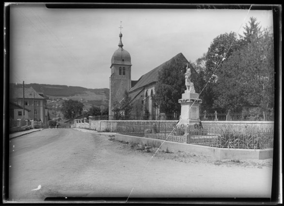Eglise paroissiale de l'Assomption et monument aux morts [1re moitié 20e siècle]. © Région Bourgogne-Franche-Comté, Inventaire du patrimoine