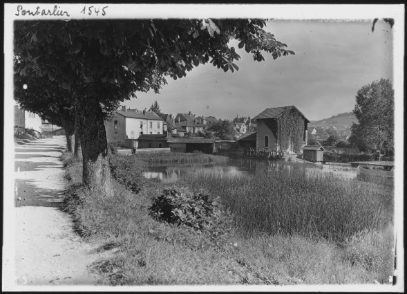 Le Doubs et le local de la turbine depuis la rive gauche, photogr., s.d. [vers 1930]. © Région Bourgogne-Franche-Comté, Inventaire du patrimoine