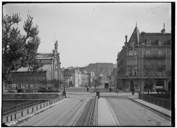 Vue du pont et du marché avec le château en arrière-plan. © Région Bourgogne-Franche-Comté, Inventaire du patrimoine Vue du pont et du marché avec le château en arrière-plan. © Région Bourgogne-Franche-Comté, Inventaire du patrimoine