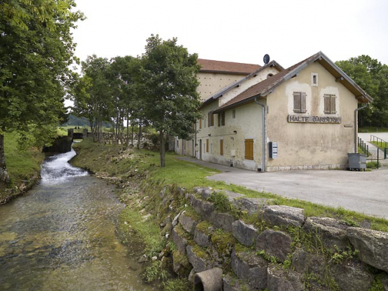 Vue depuis l'ouest : le Bief Rouge et le moulin. © Région Bourgogne-Franche-Comté, Inventaire du patrimoine Vue depuis l'ouest : le Bief Rouge et le moulin. © Région Bourgogne-Franche-Comté, Inventaire du patrimoine