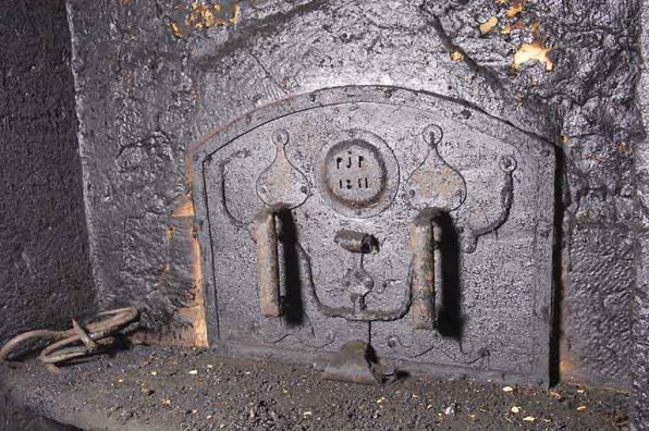 Cuisine du 2nd étage : four à pain, porte fermée (datée 1811 et avec les initiales PJP). © Région Bourgogne-Franche-Comté, Inventaire du patrimoine