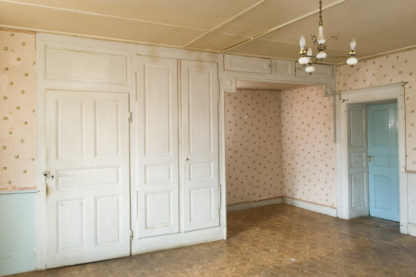 Grande chambre (du 2nd étage ?) : portes, placard et alcôve. © Région Bourgogne-Franche-Comté, Inventaire du patrimoine