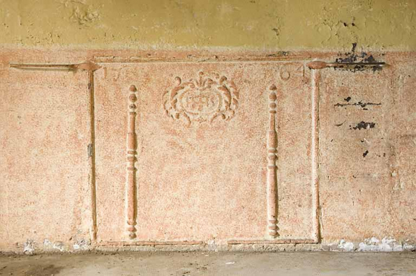 Cuisine du 1er étage : plaque de cheminée datée 1764. © Région Bourgogne-Franche-Comté, Inventaire du patrimoine