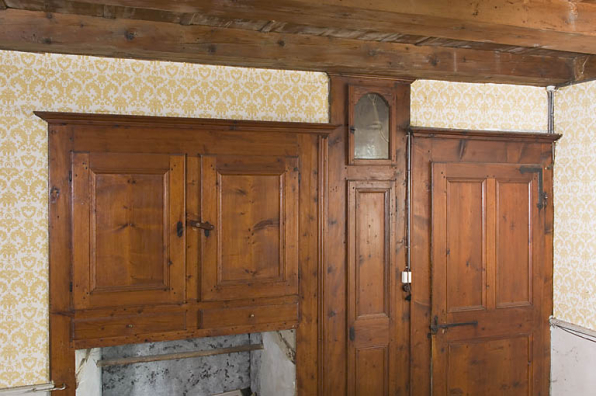 Grande chambre (du 1er étage ?) : placard, emplacement de l'horloge comtoise et porte. © Région Bourgogne-Franche-Comté, Inventaire du patrimoine