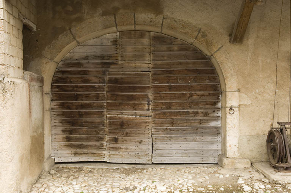 Façade antérieure : porte de la grange. © Région Bourgogne-Franche-Comté, Inventaire du patrimoine