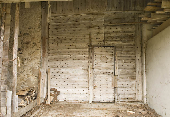 Façade postérieure : porte de la grange. © Région Bourgogne-Franche-Comté, Inventaire du patrimoine