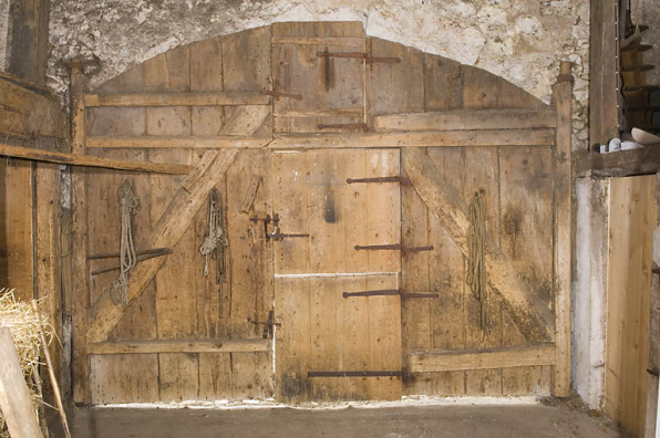 Façade antérieure : porte de la grange, depuis l'intérieur. © Région Bourgogne-Franche-Comté, Inventaire du patrimoine