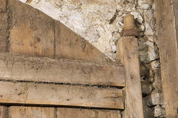 Façade antérieure, porte de grange : fixation de l'axe vertical du vantail de gauche (collier en partie haute). © Région Bourgogne-Franche-Comté, Inventaire du patrimoine