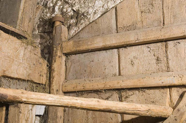 Façade antérieure, porte de grange : fixation de l'axe vertical du vantail de droite (collier en partie haute). © Région Bourgogne-Franche-Comté, Inventaire du patrimoine