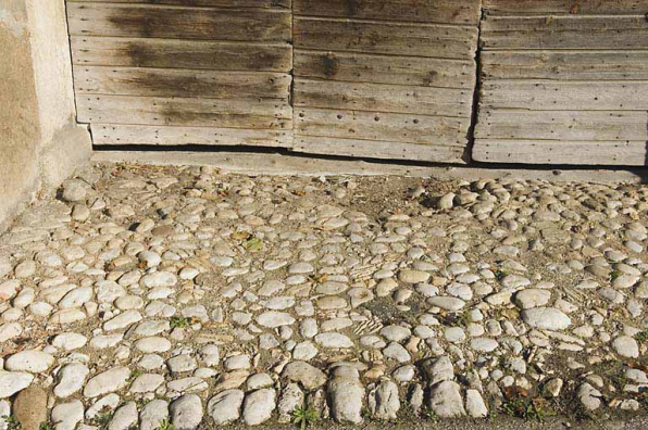 Façade antérieure : pavage devant la grange. © Région Bourgogne-Franche-Comté, Inventaire du patrimoine