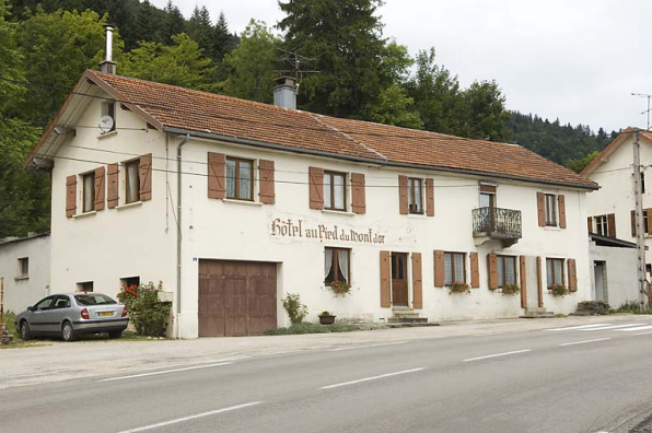 Façade antérieure, de trois quarts gauche. © Région Bourgogne-Franche-Comté, Inventaire du patrimoine