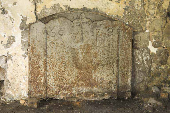 Plaque de cheminée portant la date 1696. © Région Bourgogne-Franche-Comté, Inventaire du patrimoine