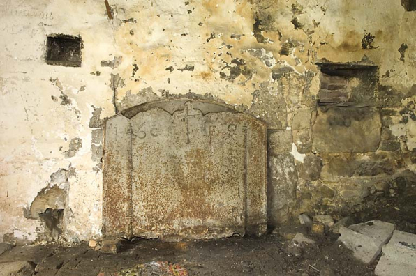 Foyer avec plaque de chemlinée. © Région Bourgogne-Franche-Comté, Inventaire du patrimoine