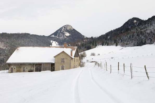 Vue d'ensemble rapprochée depuis le sud-ouest, en hiver. © Région Bourgogne-Franche-Comté, Inventaire du patrimoine