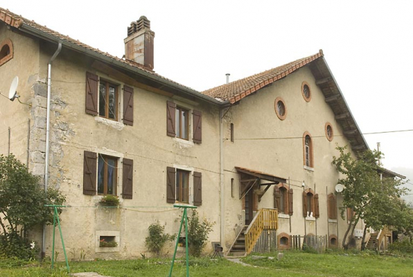 Habitation : façade antérieure, de trois quarts gauche. © Région Bourgogne-Franche-Comté, Inventaire du patrimoine