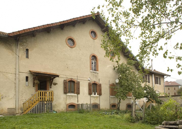 Habitation : partie centrale de la façade antérieure, de trois quarts gauche. © Région Bourgogne-Franche-Comté, Inventaire du patrimoine