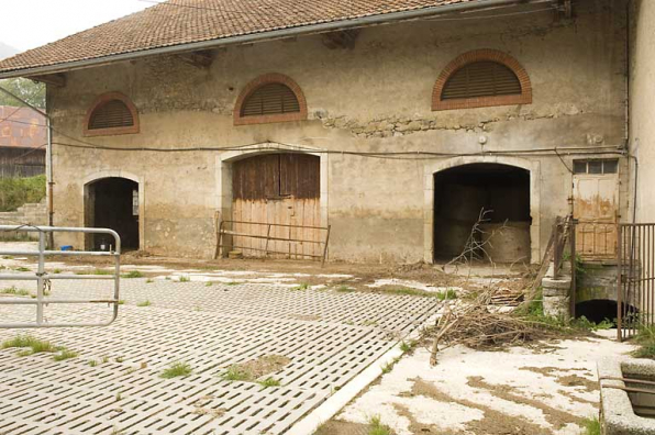 Etables et granges : façade latérale gauche. © Région Bourgogne-Franche-Comté, Inventaire du patrimoine