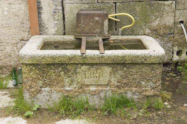 Fontaine en pierre, portant la date 1880. © Région Bourgogne-Franche-Comté, Inventaire du patrimoine