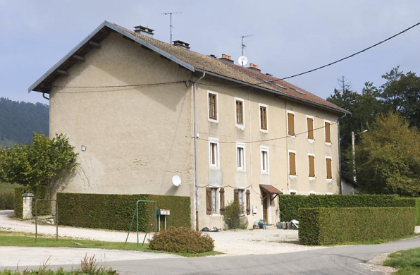 Immeuble de logements, au nord-ouest. © Région Bourgogne-Franche-Comté, Inventaire du patrimoine