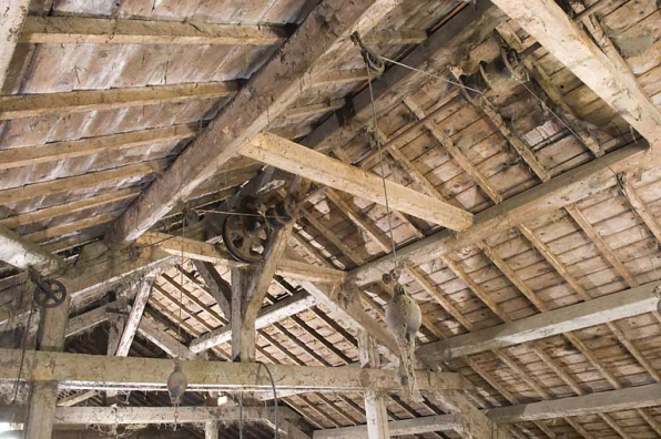 Grange haute : poulies et contrepoids de la déchargeuse dans la charpente. © Région Bourgogne-Franche-Comté, Inventaire du patrimoine