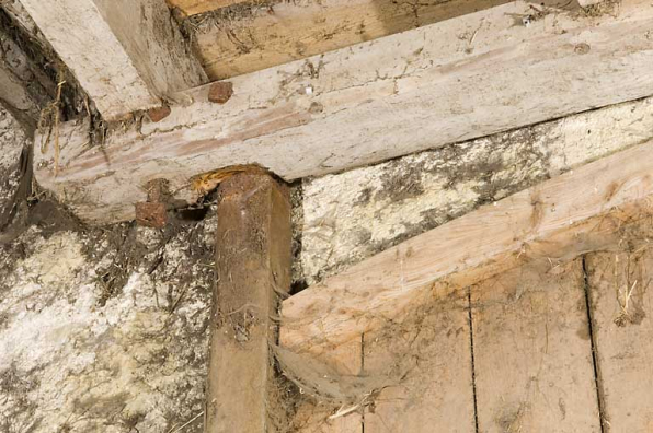 Grange haute : fixation du pivotement haut d'un vantail de la porte. © Région Bourgogne-Franche-Comté, Inventaire du patrimoine
