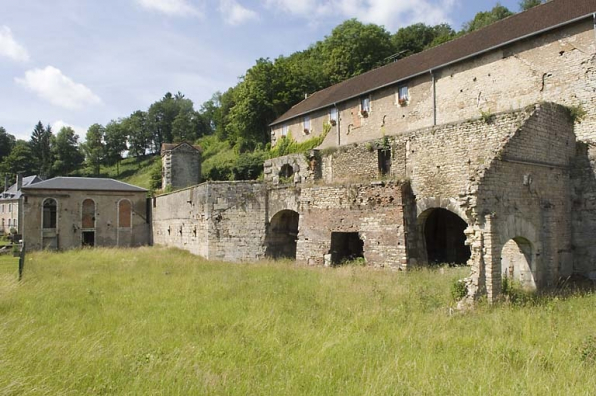 Vestiges du haut fourneau. Au premier plan : emplacement de l'atelier de fonderie. © Région Bourgogne-Franche-Comté, Inventaire du patrimoine Vestiges du haut fourneau. Au premier plan : emplacement de l'atelier de fonderie. © Région Bourgogne-Franche-Comté, Inventaire du patrimoine