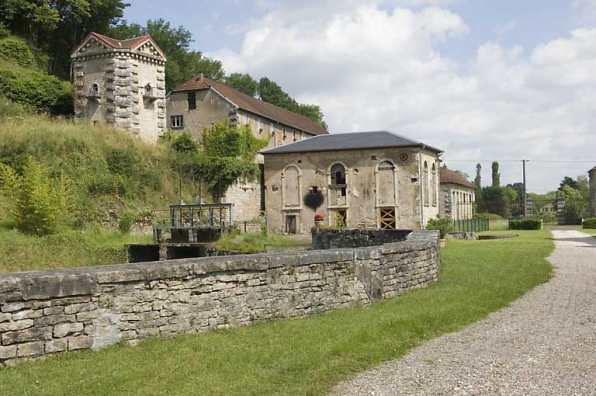 Pigeonnier, halle à charbon et salle des machines depuis l'est. © Région Bourgogne-Franche-Comté, Inventaire du patrimoine Pigeonnier, halle à charbon et salle des machines depuis l'est. © Région Bourgogne-Franche-Comté, Inventaire du patrimoine