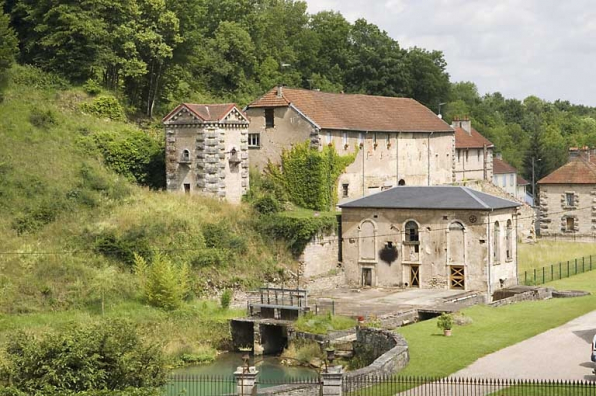 Vue d'ensemble des bâtiments de production depuis l'est. © Région Bourgogne-Franche-Comté, Inventaire du patrimoine Vue d'ensemble des bâtiments de production depuis l'est. © Région Bourgogne-Franche-Comté, Inventaire du patrimoine