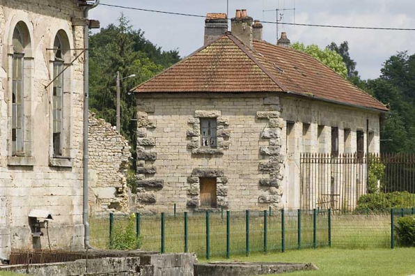 Logement (ancienne orangerie) vu de trois quarts gauche. © Région Bourgogne-Franche-Comté, Inventaire du patrimoine Logement (ancienne orangerie) vu de trois quarts gauche. © Région Bourgogne-Franche-Comté, Inventaire du patrimoine