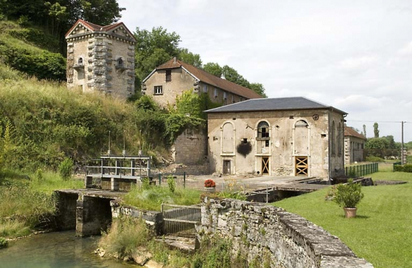 Pigeonnier, halle à charbon et salle des machines depuis l'est. © Région Bourgogne-Franche-Comté, Inventaire du patrimoine Pigeonnier, halle à charbon et salle des machines depuis l'est. © Région Bourgogne-Franche-Comté, Inventaire du patrimoine