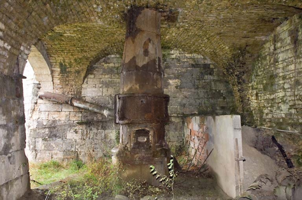 Partie est, avec le cubilot. © Région Bourgogne-Franche-Comté, Inventaire du patrimoine Partie est, avec le cubilot. © Région Bourgogne-Franche-Comté, Inventaire du patrimoine