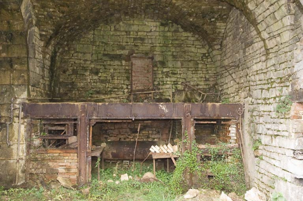 Salle des cubilots. Vestiges d'un four (?). © Région Bourgogne-Franche-Comté, Inventaire du patrimoine Salle des cubilots. Vestiges d'un four (?). © Région Bourgogne-Franche-Comté, Inventaire du patrimoine
