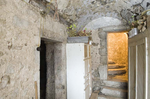 Couloir et départ de l'escalier en pierre. © Région Bourgogne-Franche-Comté, Inventaire du patrimoine